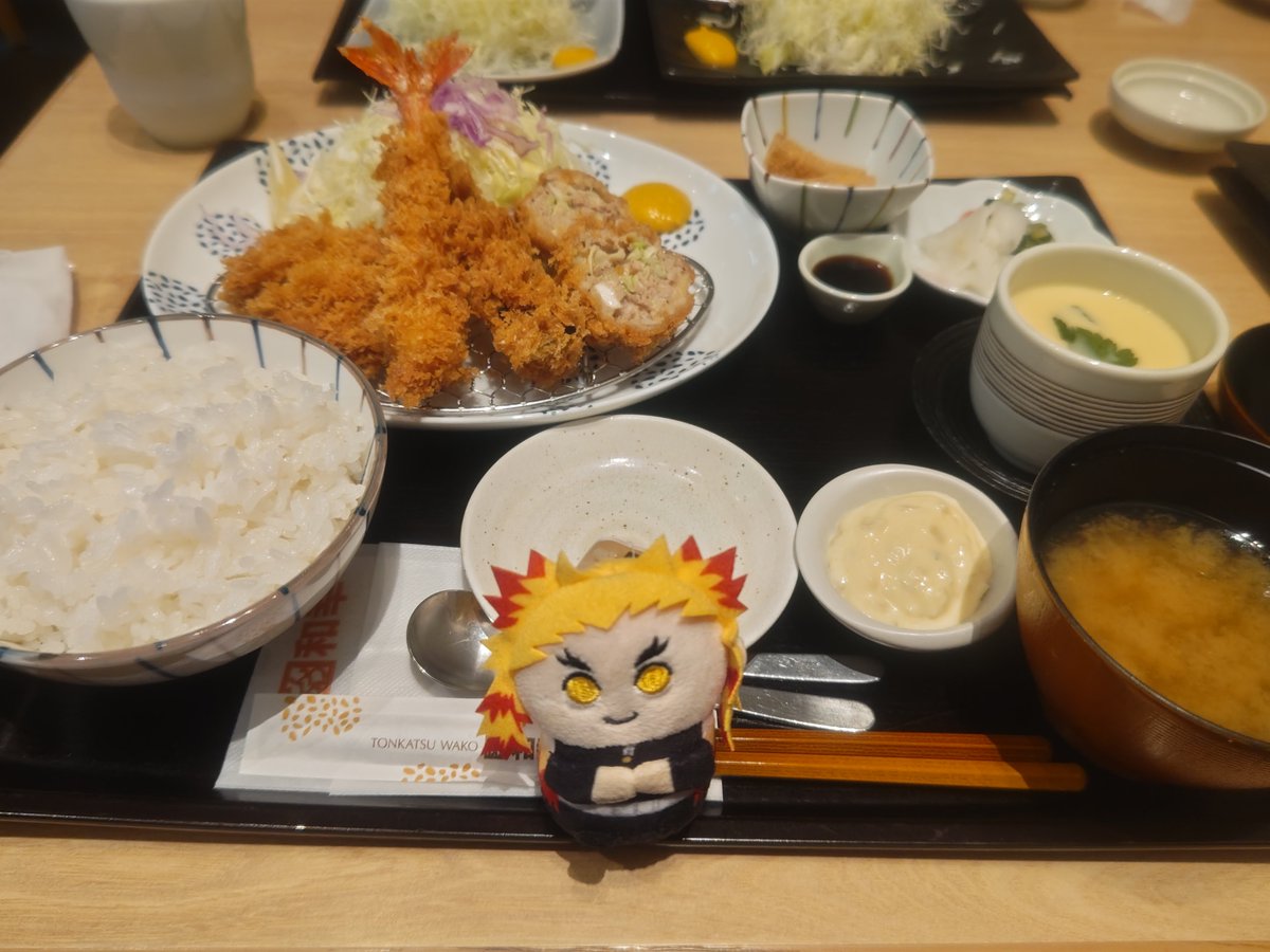 cha_simasima's tweet photo. 急遽1stも2ndも友達に呼び出されてご飯に行ってしまったので、3rd連れてとんかつ食べに行った🐷さくさくで美味しかった〜(๑´ڡ`๑)家族5人も明日まで！！連休終わったらやっと通常運転に戻ります！！🚅💨💨 https://t.co/toZvWvxpxF