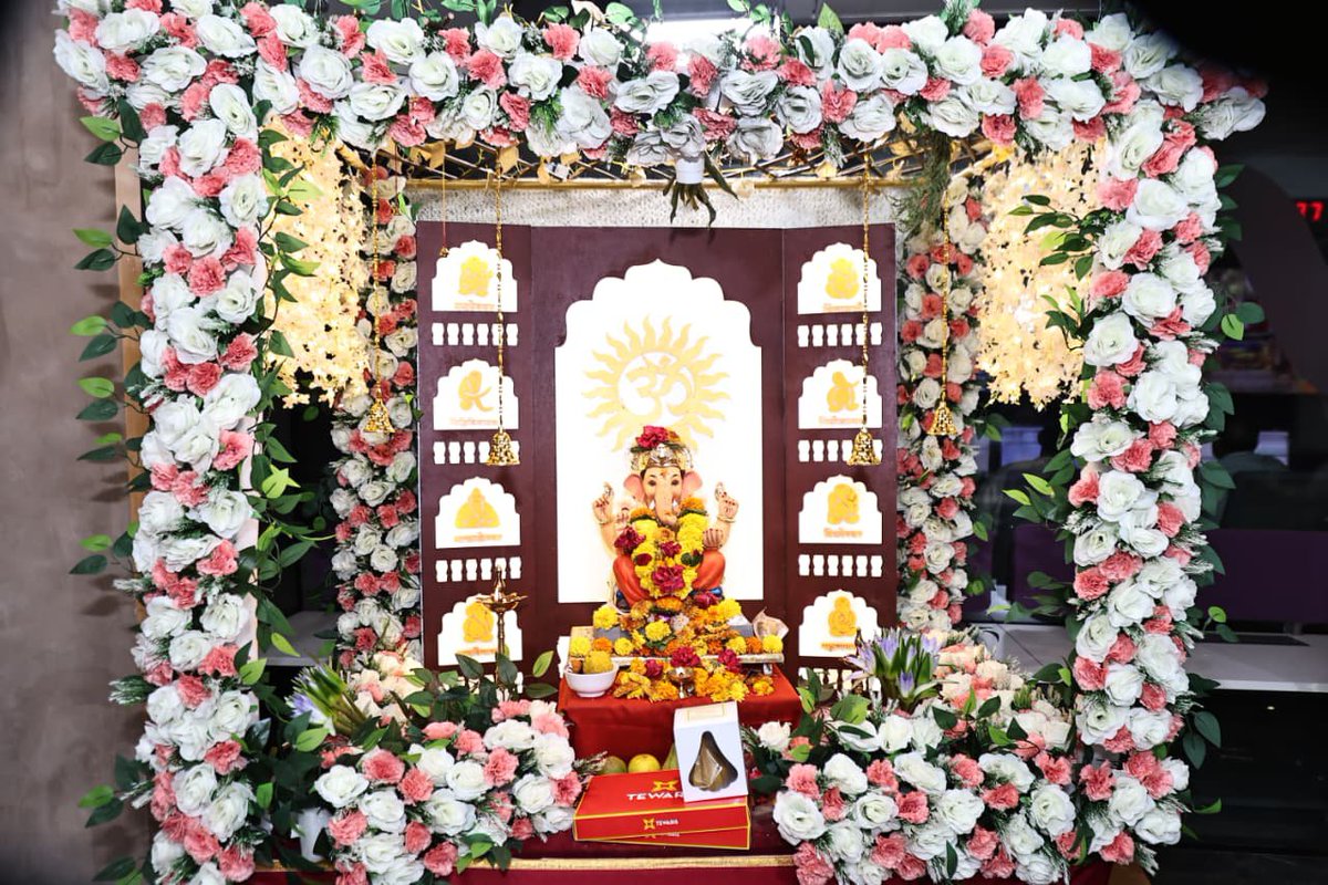 TawdeRitu's tweet photo. श्रद्धा, सलोखा आणि समृद्धीचा संकल्प! 🙏����

श्री गणेशोत्सवाच्या तेजोमय वातावरणात 'NDTV मराठी' कार्यालयात बाप्पाच्या चरणी नतमस्तक होण्याचा योग आला. 

लोकशाहीचा चौथा स्तंभ मानल्या जाणाऱ्या माध्यमांच्या प्रांगणात श्रींच्या आशीर्वादाने सकारात्मकतेचा नवा उत्साह अनुभवता आला.

कार्यकारी संपादक श्री. जितेंद्र दीक्षित आणि इनपुट एडिटर श्री. योगेश माने आणि टीम NDTV मराठी यांच्याशी संवाद साधला.

#NDTVMarathi #GanpatiBappaMorya #GanpatiDarshan #Ganeshotsav2026 #Mumbai #MumbaiMayor #RituTawde #mumbaichiprathamsevika

@NDTVMarathi