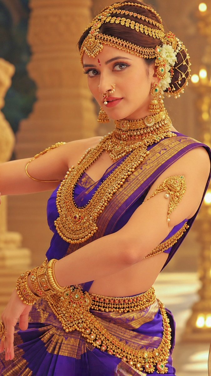 LeelaxButterfly's tweet photo. Saree • Gold • Grace — pure perfection 👑❤️ @sreeleela14 https://t.co/tQIBLF0oc2