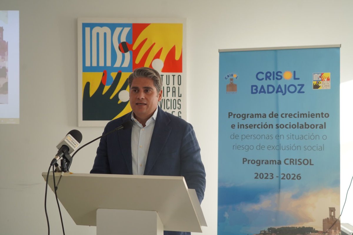 sexpeemplea's tweet photo. 🔛 Asistimos en Badajoz al acto de bienvenida de los proyectos CRISOL FORMAS 2026-2027. 

✅ Se ponen en marcha 4 proyectos formativos que comienzan este mes de septiembre y cuentan con un total de 60 personas que integran el alumnado.

👤El Gerente provincial del Sexpe en Badajoz Francisco Javier Díaz Caro, a acompañado al alcalde de la localidad Ignacio Gragera Barrera  a dar la bienvenida a las personas participantes.

#CrisolFormas #formaciónyempleo #inserciónlaboral