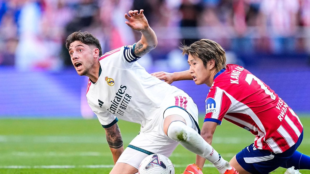 AtletiDoblajes's tweet photo. Lo malo de usar otros ángulos, es que se desmonta rápido el relato.

- Cuti toca balón y luego Bellingham le arrolla.

- Pubill no ocupa ningún espacio, brazo pegado.

- Valverde se levanta a protestar y el RM saca de inmediato. El VAR no puede entrar porque el juego se reanuda. https://t.co/zoNcK4Tl1e