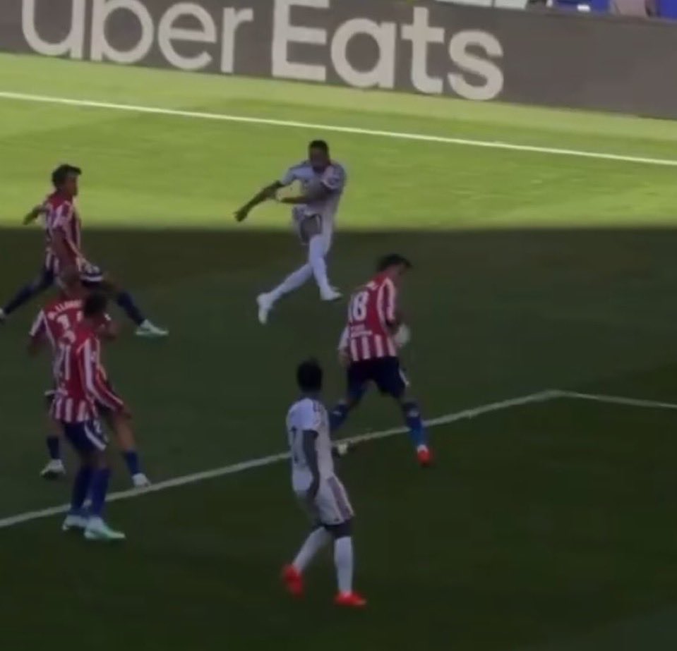 AtletiDoblajes's tweet photo. Lo malo de usar otros ángulos, es que se desmonta rápido el relato.

- Cuti toca balón y luego Bellingham le arrolla.

- Pubill no ocupa ningún espacio, brazo pegado.

- Valverde se levanta a protestar y el RM saca de inmediato. El VAR no puede entrar porque el juego se reanuda. https://t.co/zoNcK4Tl1e