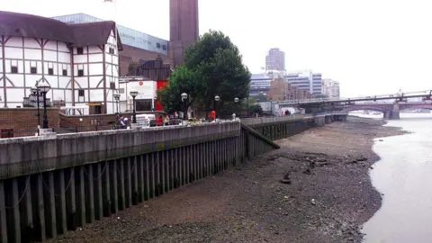 25YearsAgoLive's tweet photo. The body of a seven-year-old Nigerian immigrant boy, who may the victim of voodoo ritual sacrifice by other Nigerian immigrants, is found in the Thames River, London. 

His fate is known because an autopsy discovers that he had been drugged to sleep and his throat had been slit. https://t.co/tQT2VJKTje