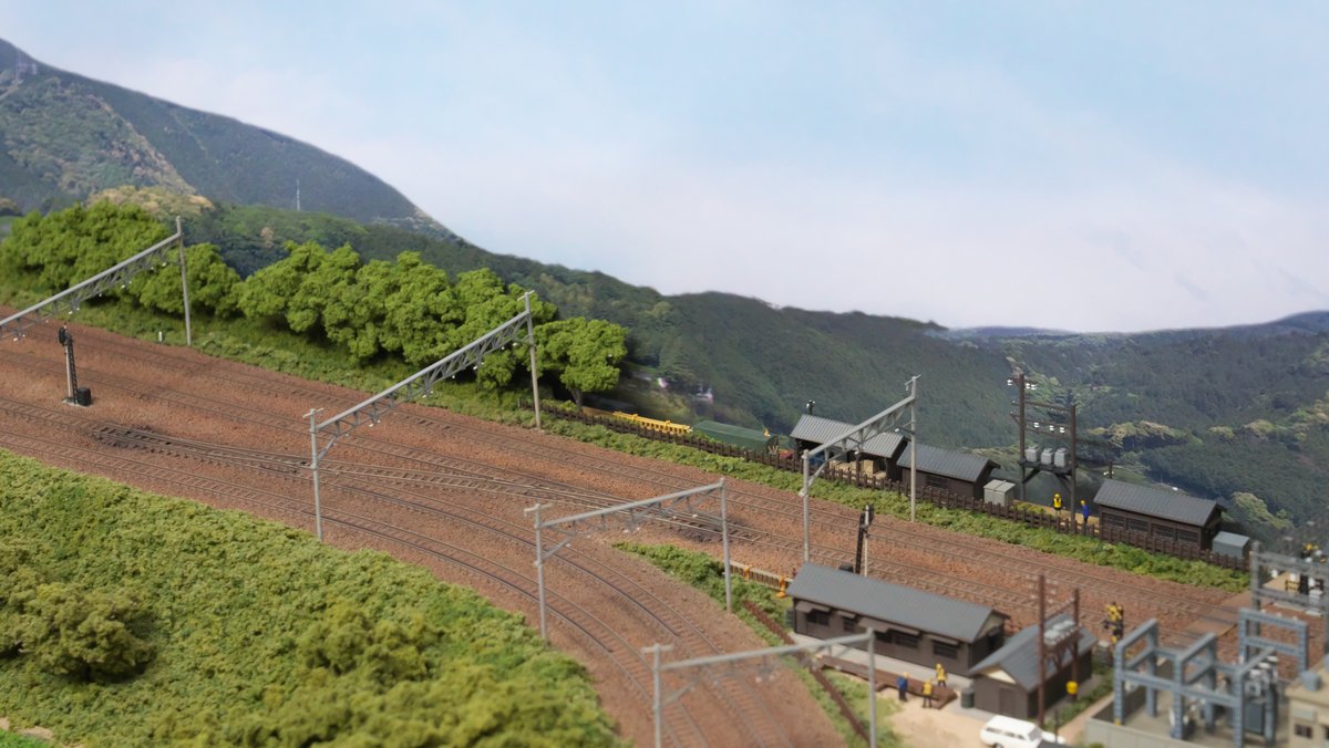 yukikazeful's tweet photo. レイアウト背面にすき間があるので細長いジオラマを作りました。
幅35mmの木材に余ったストラクチャーとか適当にくっ付けただけですけが少し奥行き感が出たかも。
#鉄道模型
#ジオラマ https://t.co/iplIBBAmjl