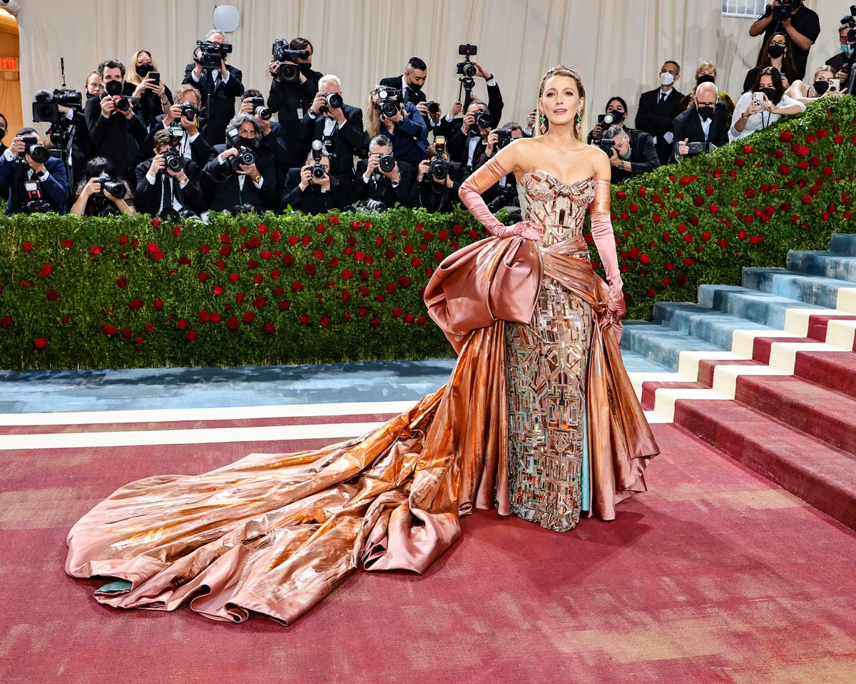 FlorenceBest's tweet photo. From the JLo Jungle dress (bringing Google Images) passing by the Met Statue of Liberty on Blake Lively to the Barbie Lipa uniform... @Versace knows how to red carpet: https://t.co/UacDz46LJJ. https://t.co/8VRC4nmoKQ