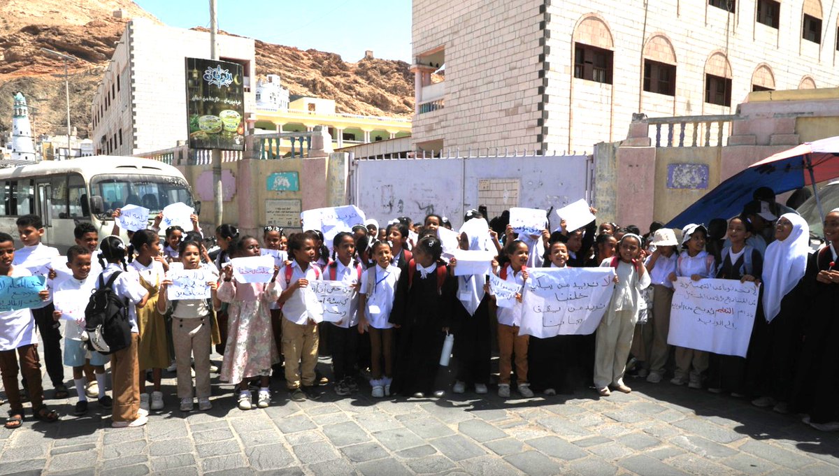 South24_net's tweet photo. #حضرموت |
محتجون في المكلا يرفضون فصل معلمين متعاقدين منذ حوالي 9 سنوات بقرار من مكتب التربية، بناءً على مذكرة من الخنبشي
#south24 https://t.co/6VpYdcrAVQ