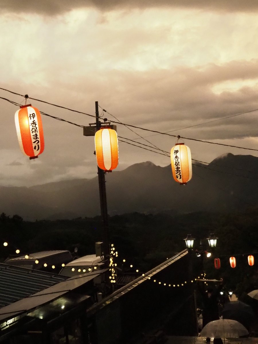 kamanosuke01's tweet photo. 昼間は人で賑わってて、夕方の雨でちょっと人がはけた時の温泉街の雰囲気からしか得られない栄養が確かにあるんだ
伊香保温泉の露天風呂よかった…とてもよかった… https://t.co/iE51PhP1ij