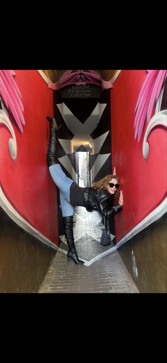 Dmtrixchiara's tweet photo. Queen of the redlight https://t.co/37QLel04tc