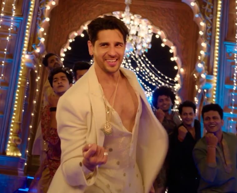 bolly_talkies's tweet photo. #SidharthMalhotra is in his dancing era and we’re here for it! 🔥
From #KalaChashma, #KarGayiChull, #PunjabiWeddingSong & #DiscoDeewane to #ThummakThummak, Sid proves once again why he owns the dance floor. 🔥
From folklore to dance & romance, #TheVvaan promises an exciting mix of entertainment strongly rooted in Indian culture. With Thummak Thummak adding to the buzz, the hype for his film is only getting stronger! 👀🔥