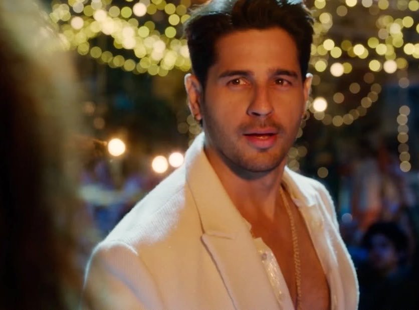 bolly_talkies's tweet photo. #SidharthMalhotra is in his dancing era and we’re here for it! 🔥
From #KalaChashma, #KarGayiChull, #PunjabiWeddingSong & #DiscoDeewane to #ThummakThummak, Sid proves once again why he owns the dance floor. 🔥
From folklore to dance & romance, #TheVvaan promises an exciting mix of entertainment strongly rooted in Indian culture. With Thummak Thummak adding to the buzz, the hype for his film is only getting stronger! 👀🔥
