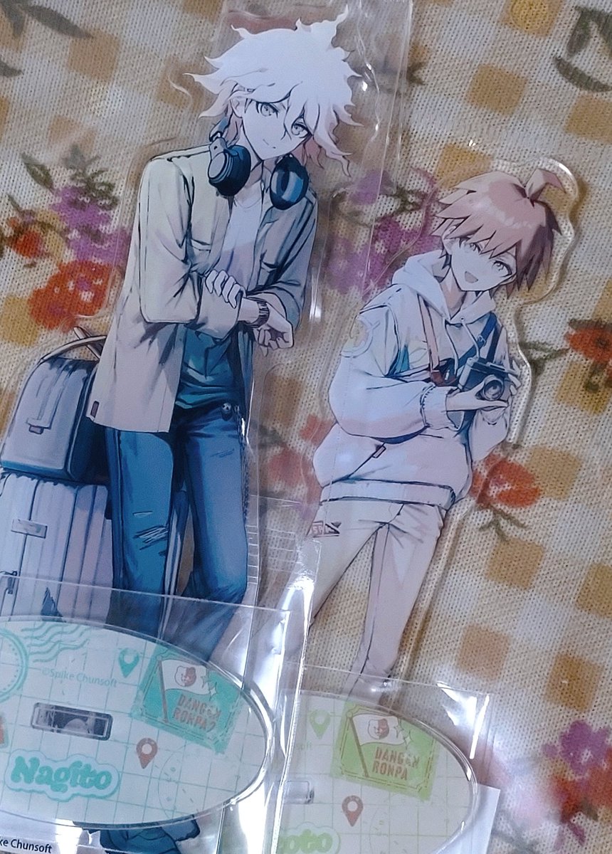 hitorideannmin's tweet photo. 私服で旅行verのアクスタ届いてたかわいいこの絵すきとてもかわいい

🍀のデカスーツケースにカバンまで乗せてるの本当に大荷物すぎて好き🌱はこんなに軽装なのに https://t.co/D0gctn5iZn