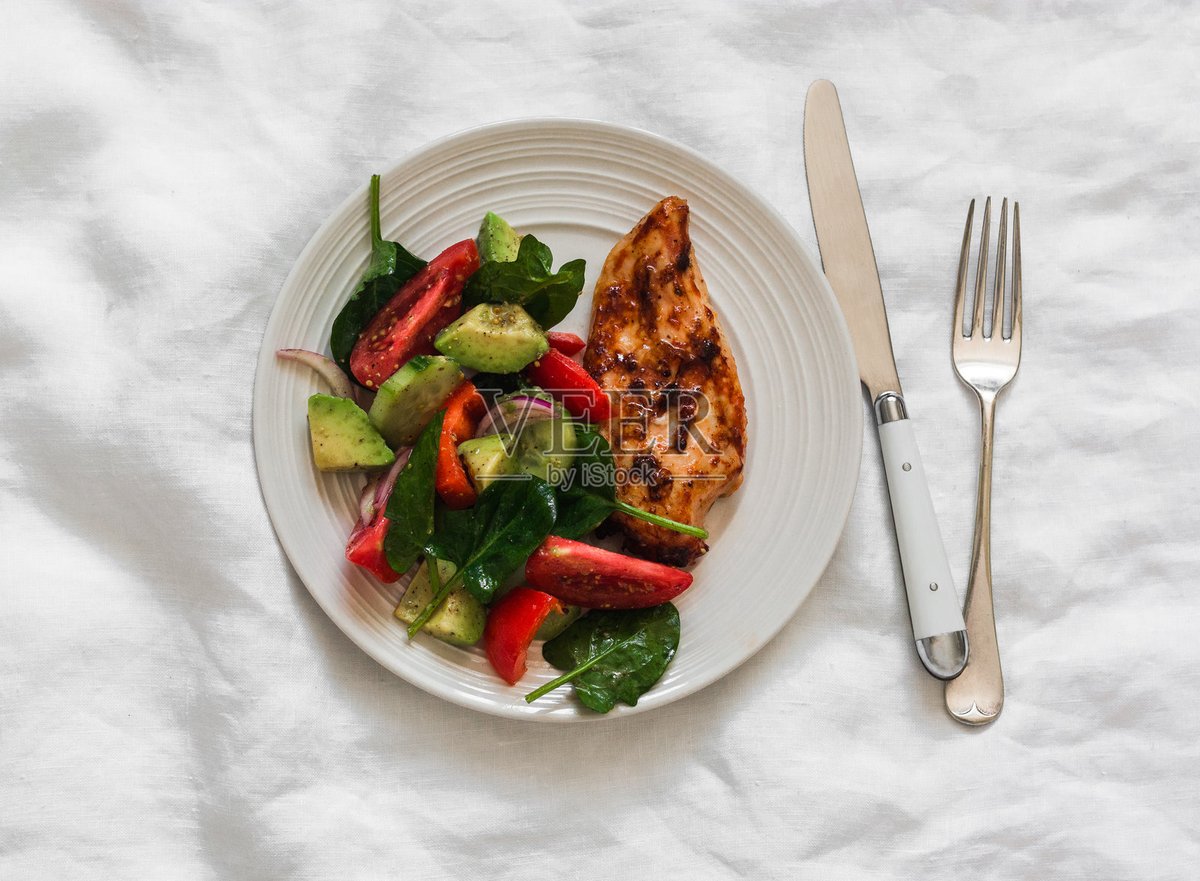 WaltraudHi6sm's tweet photo. Comida para bajar grasa: Ensalada de pollo a la parrilla con espinacas frescas, tomates cherry y vinagreta ligera. Saludable y deliciosa! https://t.co/FMoPRhsInm