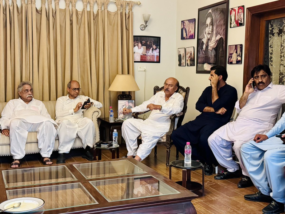 MinisterSindh's tweet photo. وزیر محنت و افرادی قوت سندھ سعید غنی نے پیپلز پارٹی سندھ کے صدر نثار احمد کھوڑو کے گھر پر ان کے برادر نسبتی (سالے) عمر انصاری کے انتقال پر ان سے تعزیت کی اور مرحوم کے ایصال ثواب کے لئے فاتحہ خوانی کی ۔ https://t.co/ER3B0B9Jbu