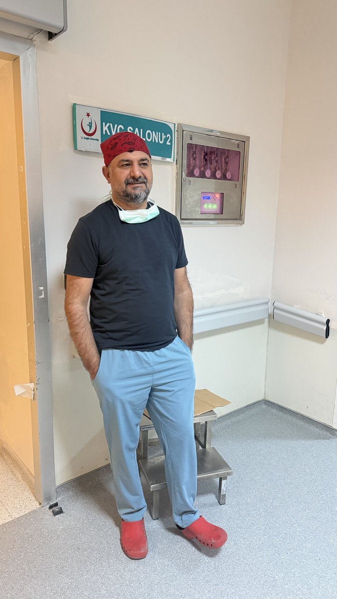 Vanlife65com's tweet photo. YILLIK İZNİNİ YARIDA KESTİ, HASTASI İÇİN HASTANEYE DÖNDÜ

Van’da görev yapan Kalp ve Damar Cerrahisi Uzmanı Op. Dr. Murat Sezgin, yıllık iznini yarıda keserek hastası için hastaneye döndü.

Gece 03.00’te ekibiyle birlikte ameliyata giren Sezgin, operasyonu başarıyla tamamladı. https://t.co/2N1L1VMdh8