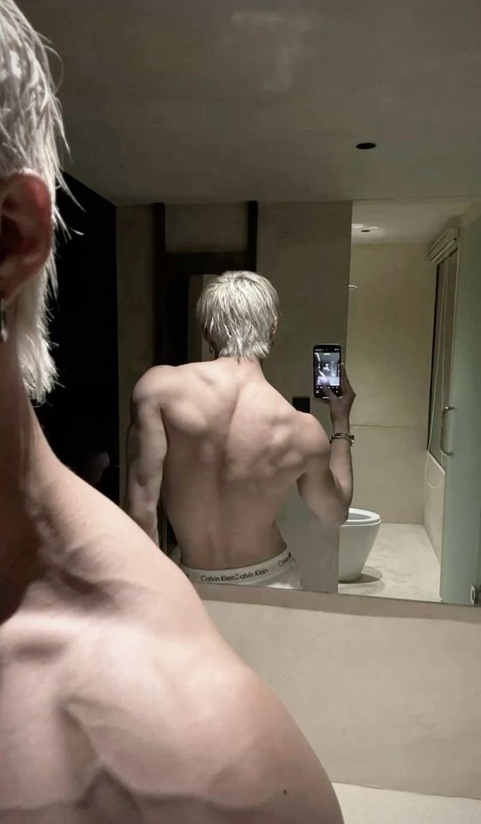 backsdoors's tweet photo. the way this is even better than the back selfie we’ve been asking for THANK YOU BANG CHAN https://t.co/tECBdkOohj