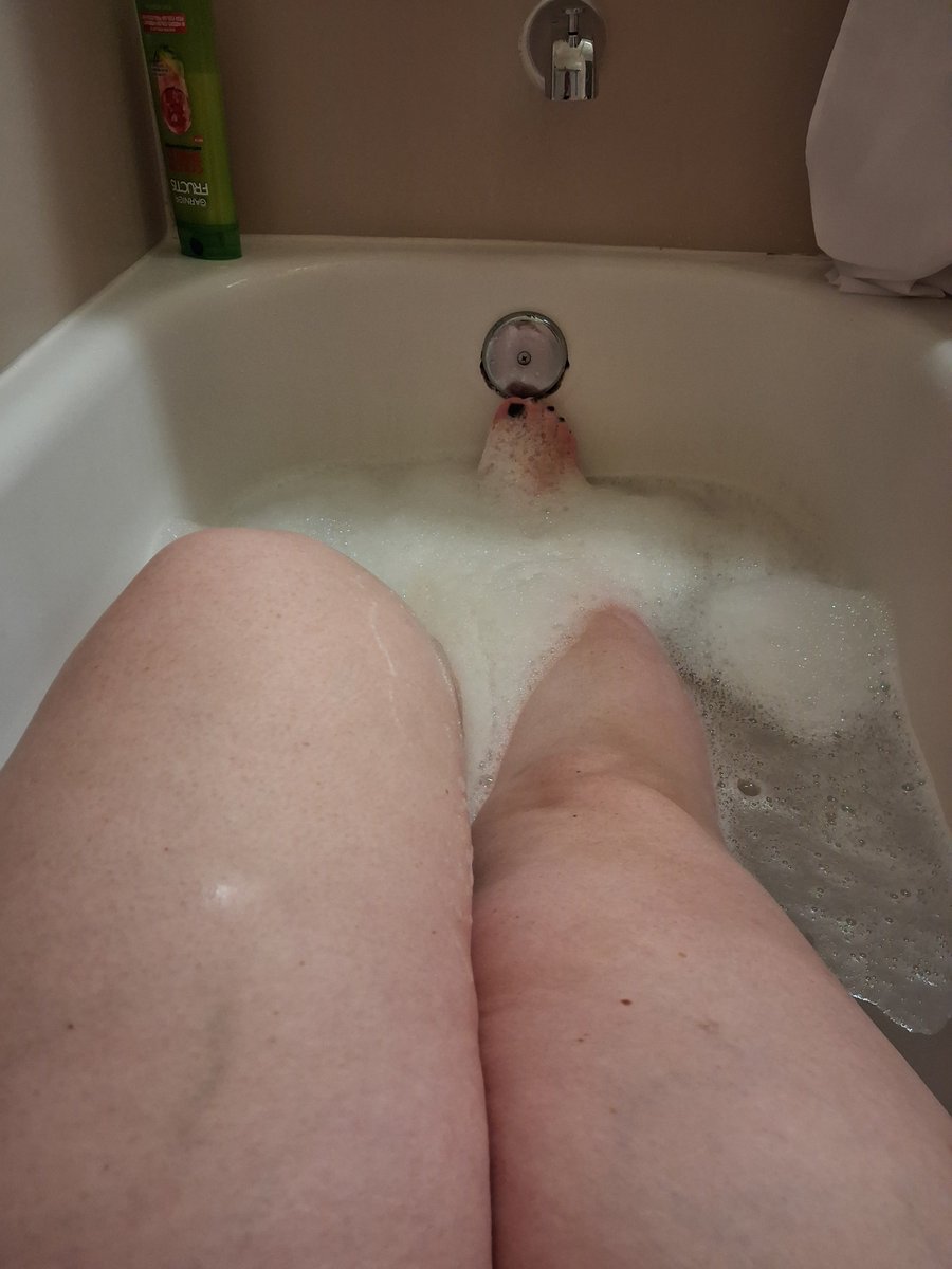 alelynn1230's tweet photo. Yes, on vacation we take bubble baths https://t.co/9TwtTlPwDP