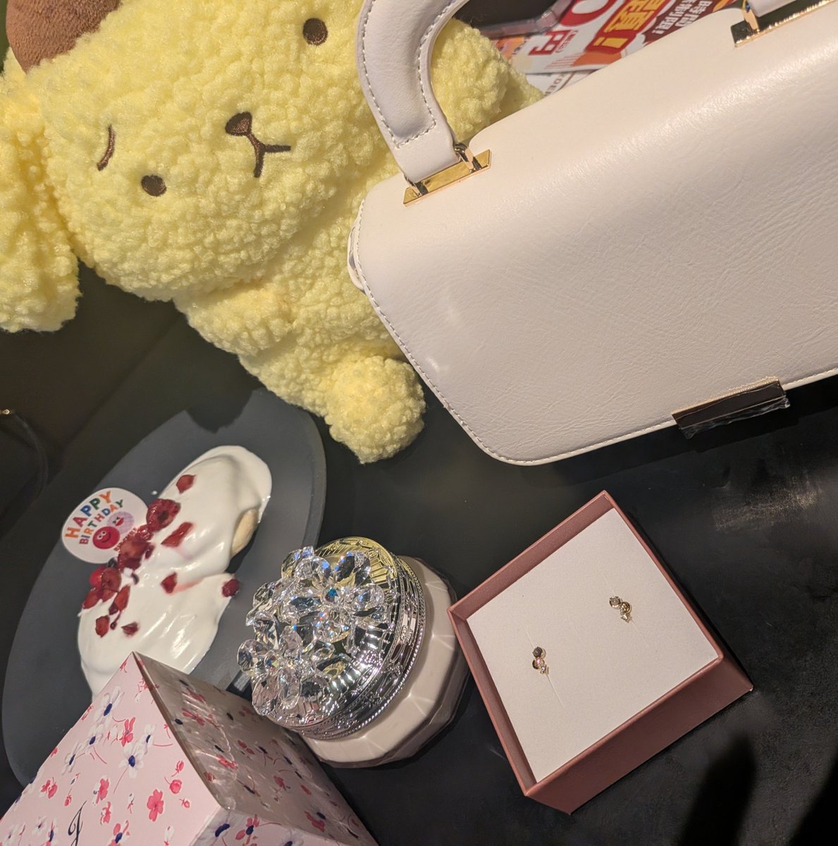 yona____0924's tweet photo. わぁい✨✨✨
誕生日プレゼントもらた☺️✨✨
ご飯もうまうまぁ❤ https://t.co/vB2BnrxMdW