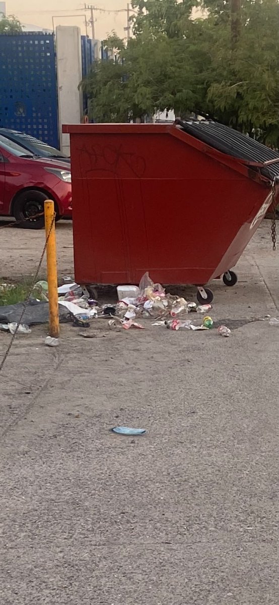 vigiadeltrans's tweet photo. Del @tonoastiazaran
Lo bueno: El #HBus y senderos seguros.
Lo malo: eliminacion del #DITAM
Lo"´pior": Las banquetas no tienen dueño... bueeeeno, si: los carros, la basura, los ambulantes, etc. Menos los peatones
+"pior" no aplica la Ley de Movilidad. https://t.co/P02okzyW0H