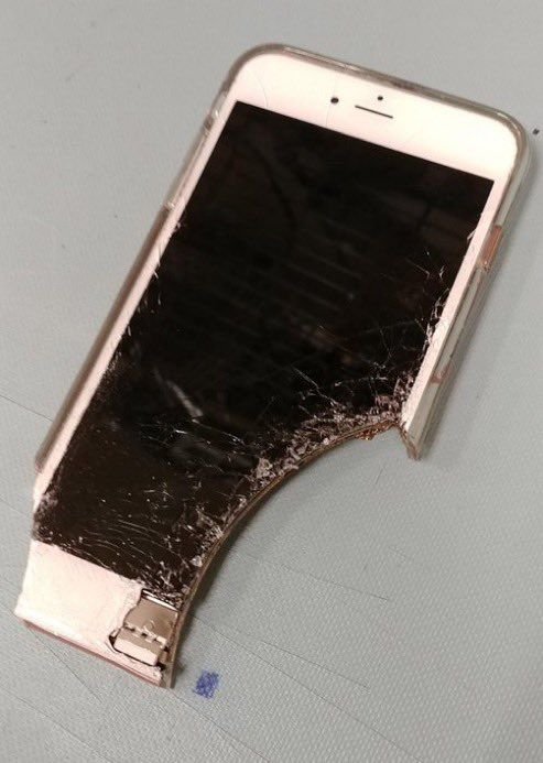 hyunmuse's tweet photo. Fuck you dude I just ate my phone https://t.co/Tkxcbp6Mr5