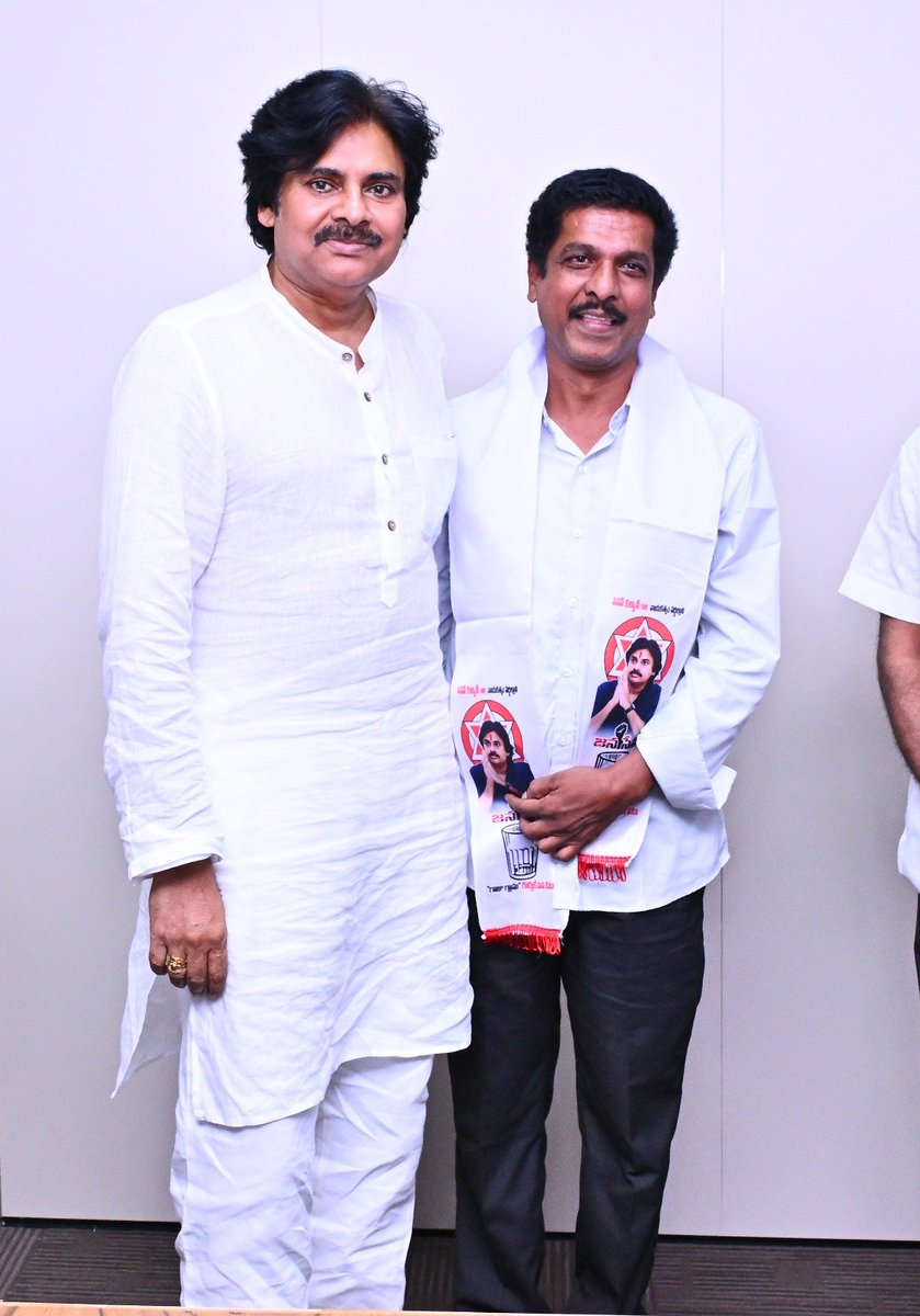 JanaSenaParty's tweet photo. జనసేనలోకి ప్రత్తిపాడు మాజీ శాసన సభ్యులు శ్రీ వరుపుల సుబ్బారావు
•కండువా కప్పి సాదరంగా పార్టీలోకి ఆహ్వానించిన శ్రీ @PawanKalyan గారు
•పెద్దాపురం, ప్రత్తిపాడు, జగ్గంపేట నియోజకవర్గాల నుంచి వైసీపీ నేతలు భారీగా జనసేనలో చేరికలు

కాకినాడ జిల్లా, ప్రత్తిపాడు నియోజకవర్గానికి చెందిన మాజీ శాసన సభ్యులు, వైసీపీ నేత శ్రీ వరుపుల సుబ్బారావు జనసేన పార్టీలో చేరారు. సోమవారం సాయంత్రం పిఠాపురంలో రాష్ట్ర ఉప ముఖ్యమంత్రివర్యులు శ్రీ పవన్ కళ్యాణ్ గారి సమక్షంలో ఆయన జనసేనలో చేరారు. పెద్దాపురం మాజీ మున్సిపల్ వైస్ ఛైర్మన్, వైసీపీకి చెందిన నాయకుడు శ్రీ నెక్కంటి సాయి ప్రసాద్, సామర్లకోట మాజీ మున్సిపల్ ఛైర్మన్ శ్రీమతి గంగిరెడ్డి అరుణ, రెండు మున్సిపాలిటీల పరిధిలోని మాజీ మున్సిపల్ కౌన్సిలర్లు, ప్రత్తిపాడు, పెద్దాపురం, జగ్గంపేట నియోజకవర్గాలకు చెందిన పలువురు వైసీపీ నాయకులు జనసేనలో చేరిన వారిలో ఉన్నారు. అందరికీ పార్టీ కండువాలు కప్పి శ్రీ పవన్ కళ్యాణ్ గారు సాదరంగా పార్టీలోకి ఆహ్వానించారు. క్షేత్రస్థాయిలో పార్టీ బలోపేతానికి కృషి చేయాలని ఆకాంక్షించారు. 
 కాకినాడ పార్లమెంటు సభ్యులు శ్రీ తంగెళ్ల ఉదయ్ శ్రీనివాస్, రూరల్ ఎమ్మెల్యే శ్రీ పంతం నానాజీ, డీసీసీబీ ఛైర్మన్ శ్రీ తుమ్మల రామస్వామి ఆధ్వర్యంలో వీరంతా జనసేన పార్టీలో చేరారు. ఈ కార్యక్రమంలో రాజానగరం ఎమ్మెల్యే శ్రీ బత్తుల బలరామకృష్ణ, మాజీ శాసన సభ్యులు శ్రీ పెండెం దొరబాబు, పోలీస్ హౌసింగ్ కార్పొరేషన్ ఛైర్మన్ శ్రీ కళ్యాణం శివశ్రీనివాస్, రాష్ట్ర నీటి పారుదల అభివృద్ధి సహకార సంస్థ ఛైర్మన్ శ్రీ వేగుళ్ల లీలాకృష్ణ, సివిల్ సప్లైస్ కార్పొరేషన్ ఛైర్మన్ శ్రీ తోట సుధీర్, కౌడా ఛైర్మన్ శ్రీ తలాటం సత్య, పిఠాపురం ఫైవ్ మెన్ కమిటీ సభ్యులు శ్రీ ఓదూరి కిషోర్ తదితరులు పాల్గొన్నారు.