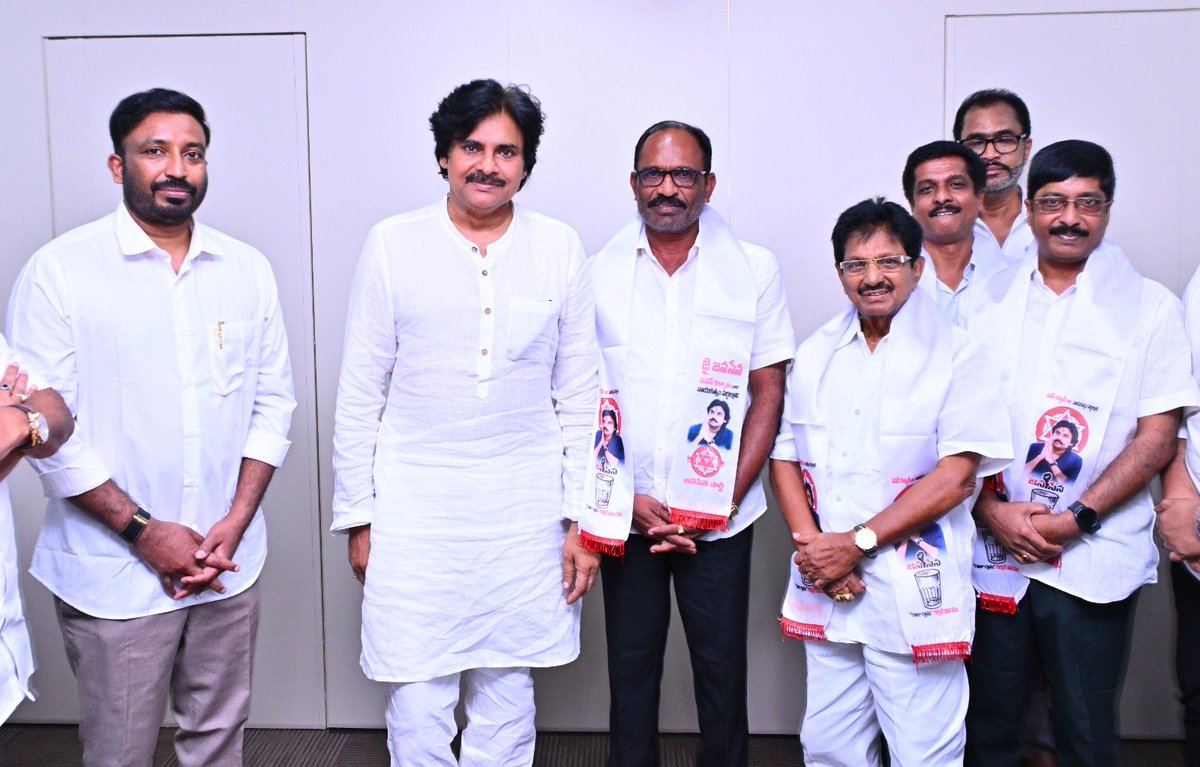 JanaSenaParty's tweet photo. జనసేనలోకి ప్రత్తిపాడు మాజీ శాసన సభ్యులు శ్రీ వరుపుల సుబ్బారావు
•కండువా కప్పి సాదరంగా పార్టీలోకి ఆహ్వానించిన శ్రీ @PawanKalyan గారు
•పెద్దాపురం, ప్రత్తిపాడు, జగ్గంపేట నియోజకవర్గాల నుంచి వైసీపీ నేతలు భారీగా జనసేనలో చేరికలు

కాకినాడ జిల్లా, ప్రత్తిపాడు నియోజకవర్గానికి చెందిన మాజీ శాసన సభ్యులు, వైసీపీ నేత శ్రీ వరుపుల సుబ్బారావు జనసేన పార్టీలో చేరారు. సోమవారం సాయంత్రం పిఠాపురంలో రాష్ట్ర ఉప ముఖ్యమంత్రివర్యులు శ్రీ పవన్ కళ్యాణ్ గారి సమక్షంలో ఆయన జనసేనలో చేరారు. పెద్దాపురం మాజీ మున్సిపల్ వైస్ ఛైర్మన్, వైసీపీకి చెందిన నాయకుడు శ్రీ నెక్కంటి సాయి ప్రసాద్, సామర్లకోట మాజీ మున్సిపల్ ఛైర్మన్ శ్రీమతి గంగిరెడ్డి అరుణ, రెండు మున్సిపాలిటీల పరిధిలోని మాజీ మున్సిపల్ కౌన్సిలర్లు, ప్రత్తిపాడు, పెద్దాపురం, జగ్గంపేట నియోజకవర్గాలకు చెందిన పలువురు వైసీపీ నాయకులు జనసేనలో చేరిన వారిలో ఉన్నారు. అందరికీ పార్టీ కండువాలు కప్పి శ్రీ పవన్ కళ్యాణ్ గారు సాదరంగా పార్టీలోకి ఆహ్వానించారు. క్షేత్రస్థాయిలో పార్టీ బలోపేతానికి కృషి చేయాలని ఆకాంక్షించారు. 
 కాకినాడ పార్లమెంటు సభ్యులు శ్రీ తంగెళ్ల ఉదయ్ శ్రీనివాస్, రూరల్ ఎమ్మెల్యే శ్రీ పంతం నానాజీ, డీసీసీబీ ఛైర్మన్ శ్రీ తుమ్మల రామస్వామి ఆధ్వర్యంలో వీరంతా జనసేన పార్టీలో చేరారు. ఈ కార్యక్రమంలో రాజానగరం ఎమ్మెల్యే శ్రీ బత్తుల బలరామకృష్ణ, మాజీ శాసన సభ్యులు శ్రీ పెండెం దొరబాబు, పోలీస్ హౌసింగ్ కార్పొరేషన్ ఛైర్మన్ శ్రీ కళ్యాణం శివశ్రీనివాస్, రాష్ట్ర నీటి పారుదల అభివృద్ధి సహకార సంస్థ ఛైర్మన్ శ్రీ వేగుళ్ల లీలాకృష్ణ, సివిల్ సప్లైస్ కార్పొరేషన్ ఛైర్మన్ శ్రీ తోట సుధీర్, కౌడా ఛైర్మన్ శ్రీ తలాటం సత్య, పిఠాపురం ఫైవ్ మెన్ కమిటీ సభ్యులు శ్రీ ఓదూరి కిషోర్ తదితరులు పాల్గొన్నారు.
