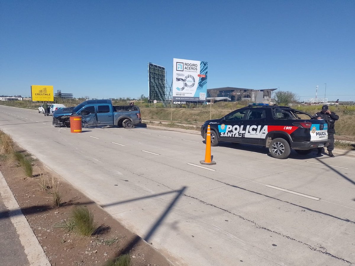HernanFunes's tweet photo. Una camioneta Ford F150 Raptor chocó contra una columna por Av. Newbery a metros del aeropuerto y quedó destrozada. Cuando llegó la Policía, el conductor se había ido. Transeúntes tomaron imágenes de un jugador de Central en el lugar, aunque no quedó asentado en ningún lado. En principio, no intervinieron terceros.