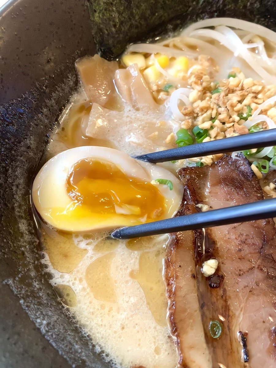 LinetteWalgmsv's tweet photo. Late night craving hits! A warm bowl of tonkotsu ramen with soft-boiled egg and crispy scallions – the perfect pick-me-up for this quiet hour.， https://t.co/Oto3l5Pk8P