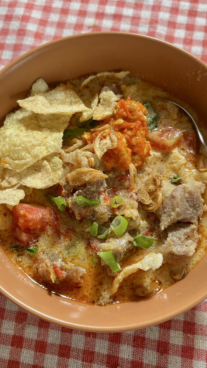 hiddensweetpea's tweet photo. Latepost karena suka lupa mampir kesini huhu, menu open house minggu lalu pas ada kakak &amp; iparku; Soto Betawi🥘✨ https://t.co/hGeiD0dERC
