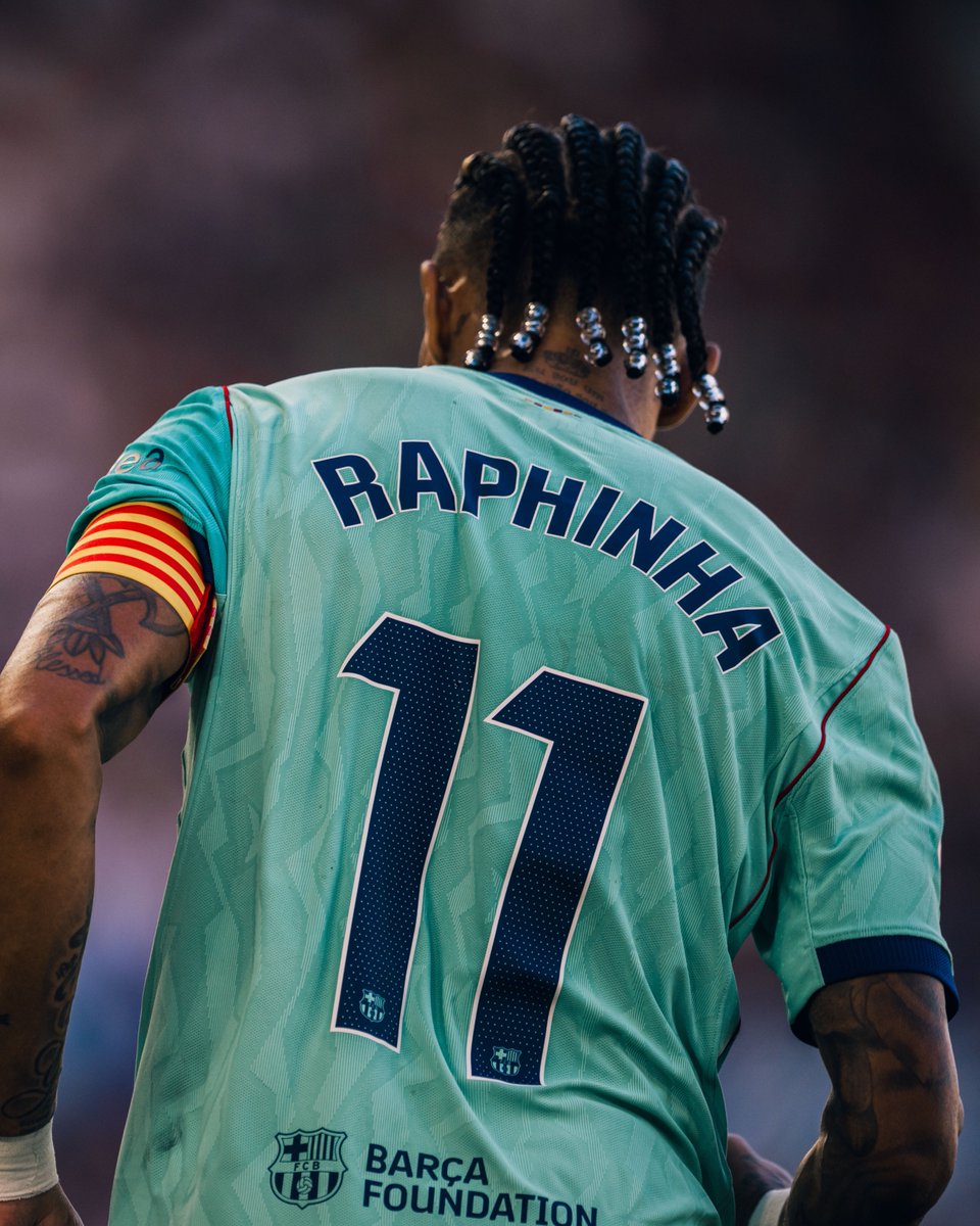 ofsayt's tweet photo. 2022 yazında Barcelona'ya transfer olan Raphinha, kulüpteki ilk iki sezonunda beklentilerin altında kalmıştı.

▪️ 87 maç, 20 gol, 23 asist 

Brezilyalı yıldız, Hansi Flick'in göreve gelmesiyle birlikte bambaşka bir kimliğe büründü ve Barça'nın en önemli hücum silahlarından biri oldu.

▪️ 98 maç, 69 gol, 32 asist