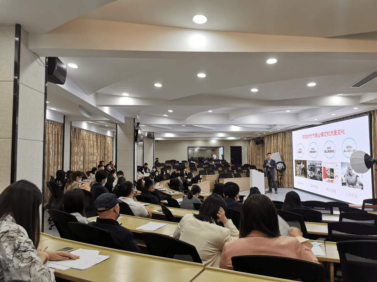 SherwoodHuitink's tweet photo. Gran taller de marketing digital hoy! Compartí consejos prácticos con emprendedores locales, gracias a todos por participar! ， https://t.co/Zm9JY3CuAI