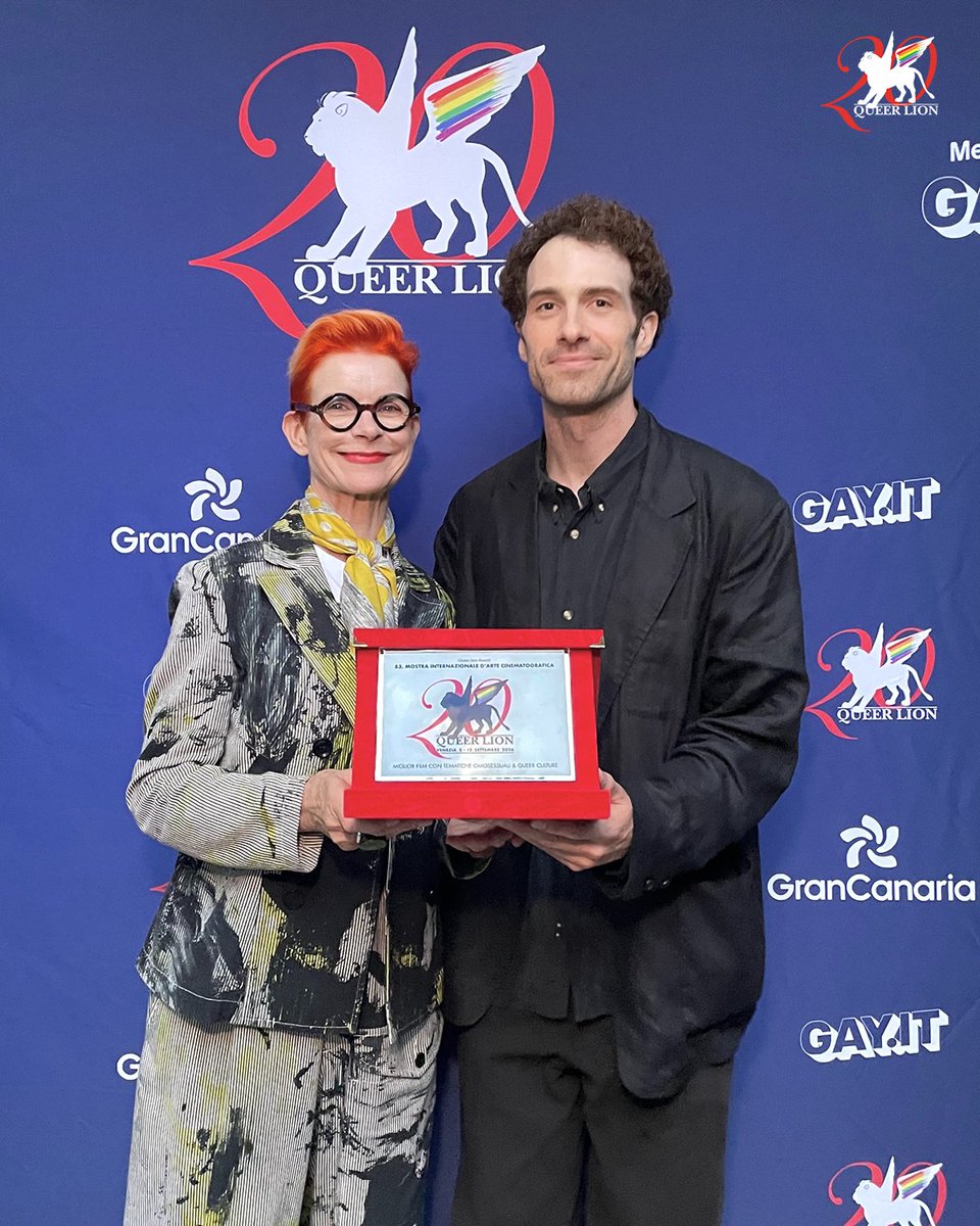 QueerLion's tweet photo. 20. Queer Lion Award | Award Ceremony | 𝗤𝗨𝗘𝗘𝗥 𝗘𝗗𝗪𝗔𝗥𝗗 𝗜𝗜 by Theo Rollason
#QueerLion #QL20 #Venezia83 #BiennaleCinema2026 #QueerEdwardII #DerekJarman #TheoRollason #NationalLottery #LGBTQ
Photos: Marco Visca Studio https://t.co/F9pvjxyHLS