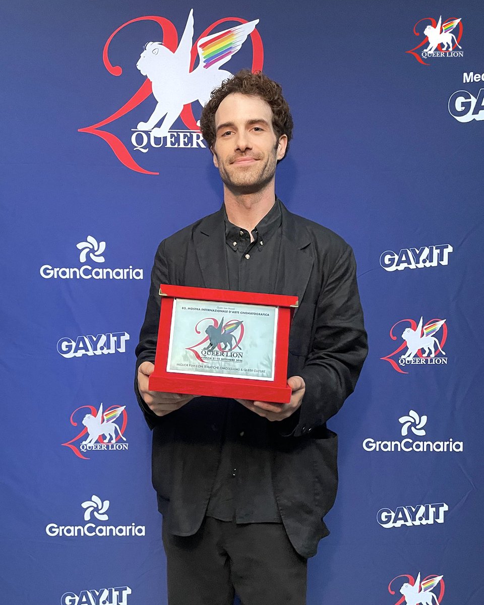 QueerLion's tweet photo. 20. Queer Lion Award | Award Ceremony | 𝗤𝗨𝗘𝗘𝗥 𝗘𝗗𝗪𝗔𝗥𝗗 𝗜𝗜 by Theo Rollason
#QueerLion #QL20 #Venezia83 #BiennaleCinema2026 #QueerEdwardII #DerekJarman #TheoRollason #NationalLottery #LGBTQ
Photos: Marco Visca Studio https://t.co/F9pvjxyHLS