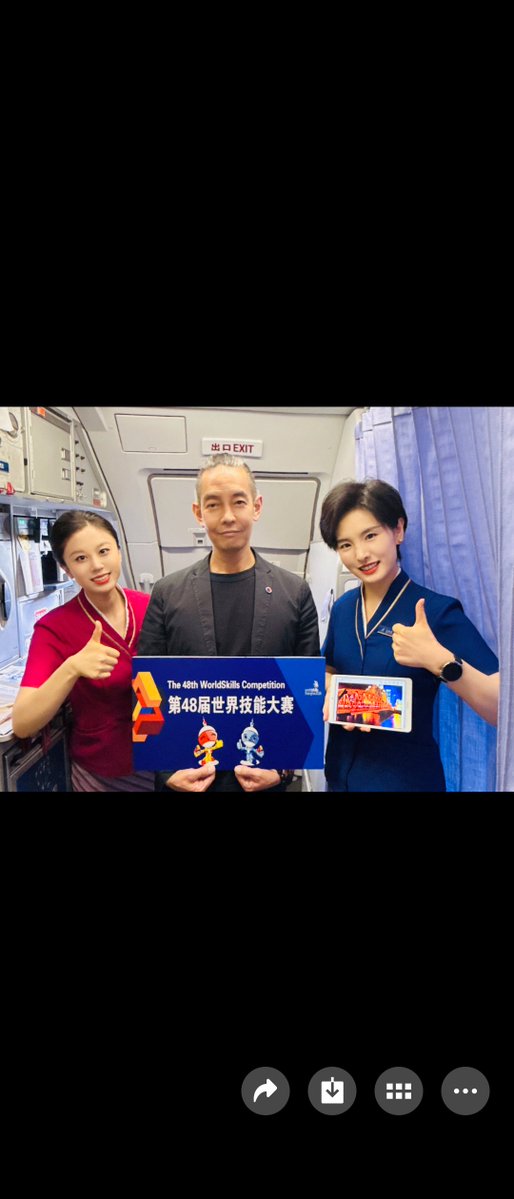 JWC07257445's tweet photo. 昆明空港へ向かって飛ぶ南方航空機内。大変珍しいことが起きました。CAさんから「南方航空のキャンペーンに参加する為の写真撮影の依頼」を受けたのです💦　貴重な体験でした😄
#中国南方航空
#CA https://t.co/mwHJp9iAOu