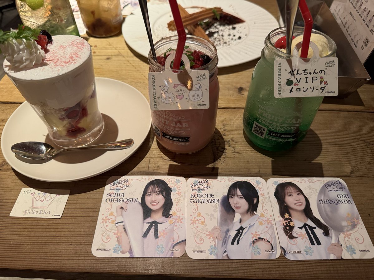 cu0knlIj9p1OO6j's tweet photo. 昼公演→打ち上げ後は
グッスブ納め
#新澤菜央 のサインを真上に見ながら
ドリンクラストオーダーは
#中川朋香🍊
コースター
#岡腰星来 #高橋ことね #平山真衣 #高橋樹奈
ドリンク全種類制覇
全て美味しかったです✨
グッスブさん、ありがとうございました😊
#NMB48 #goodspoon https://t.co/6zgBp5013s
