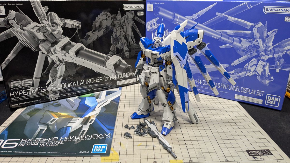 rahuraihu's tweet photo. RG Hi-νガンダム評判は知ってたけど、本当に評判通り良キットでした。
さて、どっちのハイパーメガバズーカランチャーを持たせようか悩む。
皆はどっちで飾ってますか？ https://t.co/mIjDufDbIS