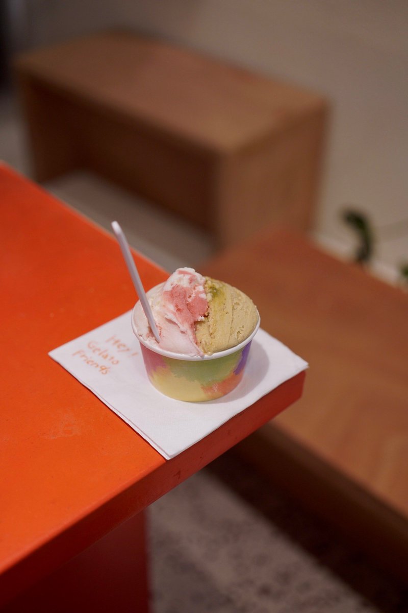 VivanGollman's tweet photo. Hoy probé un helado de matcha con chispas de mango en la cafetería del centro, una combinación fresca que me sorprendió mucho!， https://t.co/fn3Gf2bKwU