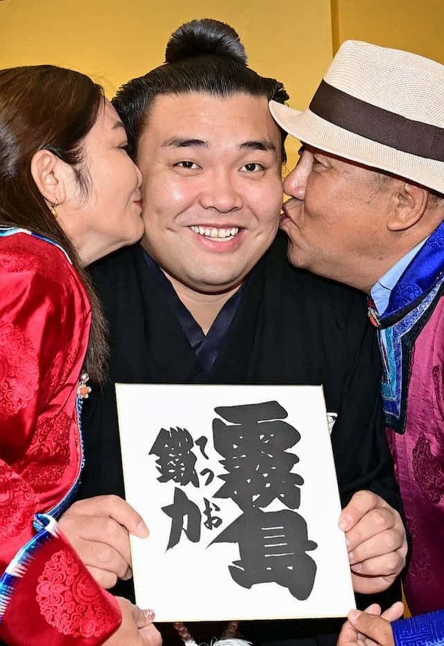 rootlessnosense's tweet photo. 霧島関の顔を見てかつての名横綱・柏戸を思い浮かべたが、気のせいだろうか
今回の経験を糧に、再度綱取りへの挑戦を期待
#霧島 #大関 #綱取り #大相撲 #横綱 #柏戸

【大相撲】霧島が４敗目…綱取りは完全消滅　九重審判長「つんのめるような相撲。悪い霧島」 | 東スポWEB https://t.co/eTMAC6AJTr https://t.co/pezXeEPyae