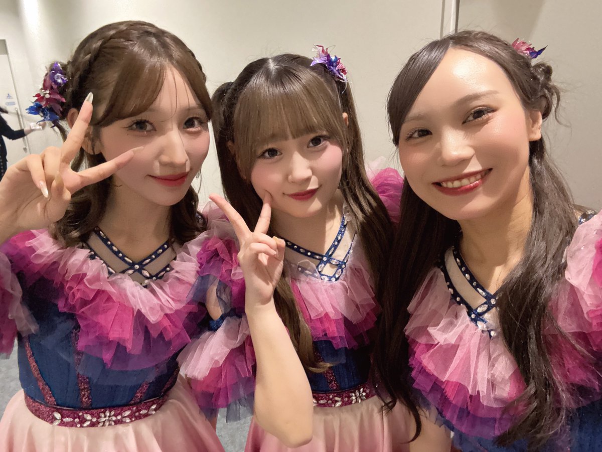 aki_toyonaga's tweet photo. このライブで知って大好きになったNGT48さんの一瞬の花火を、HKT48のメンバーでカバーさせていただきました🎆まさかこの衣装が着れる日が来るとは……！

いぶとさえちゃんとトリプルセンターをさせていただきました！
#いち恋公演 が恋しくなったね…😢🫶

#Boostyファンまつり2026 https://t.co/DrLZjJbX3P