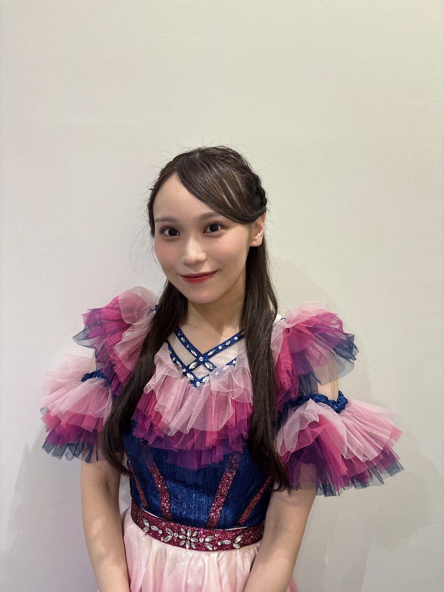 aki_toyonaga's tweet photo. このライブで知って大好きになったNGT48さんの一瞬の花火を、HKT48のメンバーでカバーさせていただきました🎆まさかこの衣装が着れる日が来るとは……！

いぶとさえちゃんとトリプルセンターをさせていただきました！
#いち恋公演 が恋しくなったね…😢🫶

#Boostyファンまつり2026 https://t.co/DrLZjJbX3P