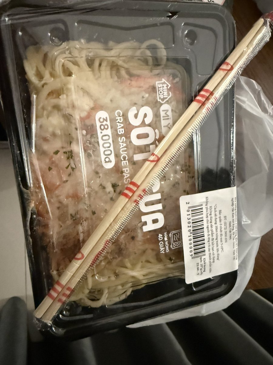 akyu28624012's tweet photo. ミニストップでおにぎりとなんかパスタみたいなやつ買った https://t.co/hc831x0dKx