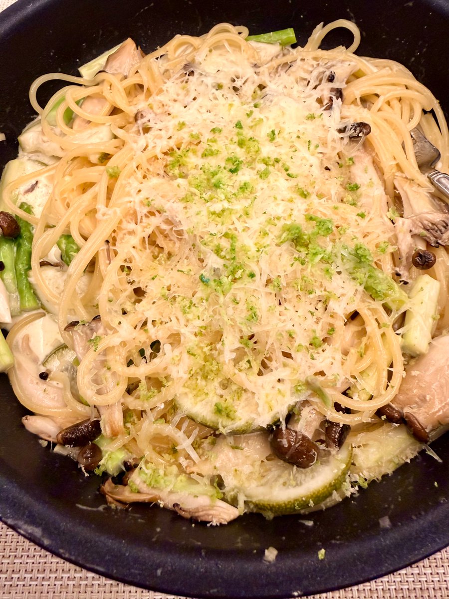 SAK_SAK_SAKUMA's tweet photo. 今日は緑色のレモンがあったからそれとアスパラ買って家にあるキノコ入れて、
レモンクリームパスタ作ってみた！！
うん！美味い！！！ https://t.co/0d9TZt7Xjd