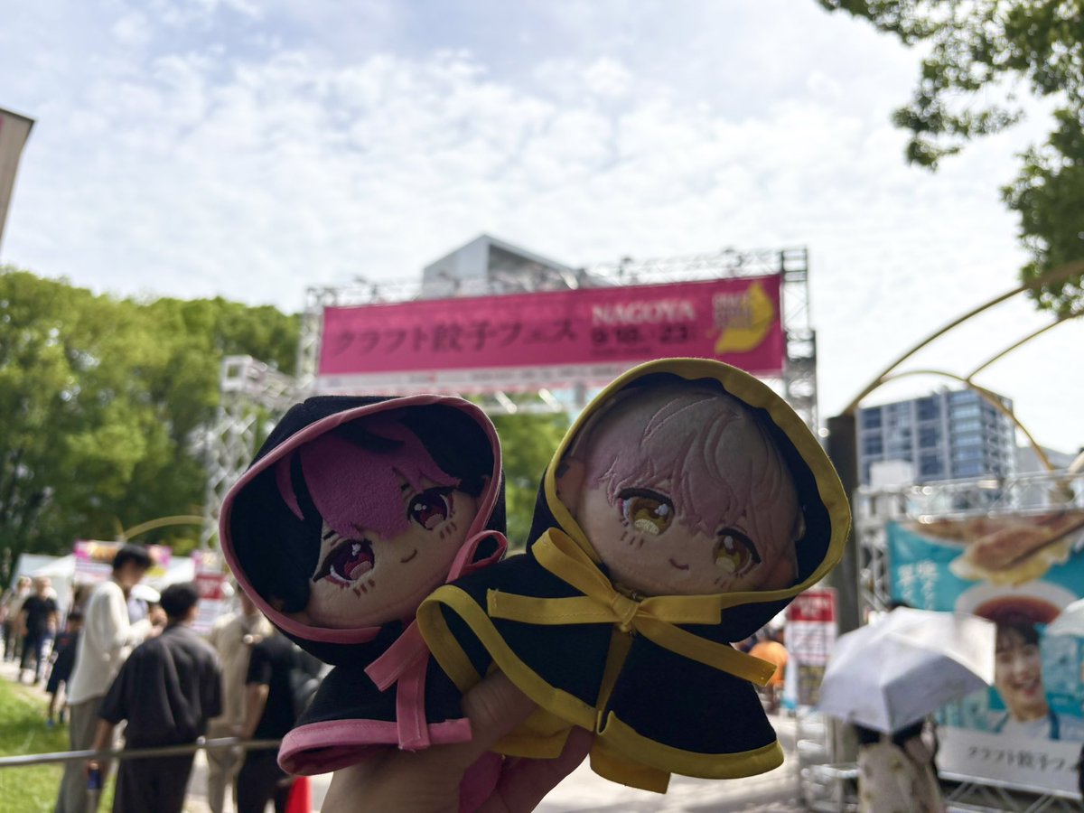 akanee1063's tweet photo. きのーは！🚃

ぎょうざをたべて🥟
(お酒たくさん飲んで)

くまたんをながめて🧸
(食べ切れる自信ないから1人普通のやつ)

ひまわりをみてきました🌻
(ひまわりめちゃ沢山見た)

めちゃくちゃたのしかったです!!。
(FFさんが可愛くて美人さんで眼福でした)

ぬいポーチの持ち手作って貰ったのー💕 https://t.co/V6WMeNCLCa