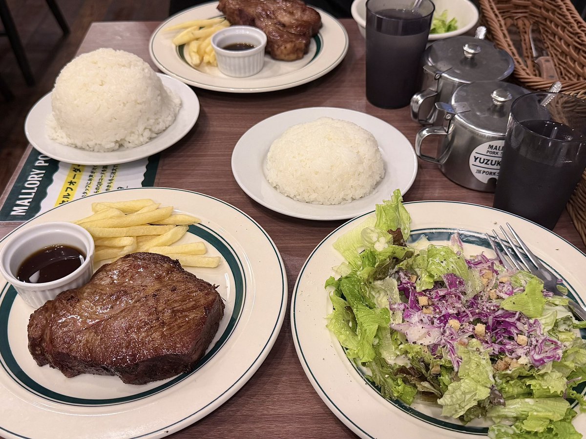 hrk_hm610's tweet photo. 気になってたマロリーポーク🐖 三元豚270g、ライス普通、シーザーサラダ変更🥗 友達山盛りライス頼んでてまさか本当にこんな山盛りのライス来ると思わなくて大笑い😺ｗ ずっと行きたかったから嬉しかった🤍 混んでるけどランチも予約できるので神🎶

📍マロリーポークステーキ名古屋店 https://t.co/Yti4X5Tl31
