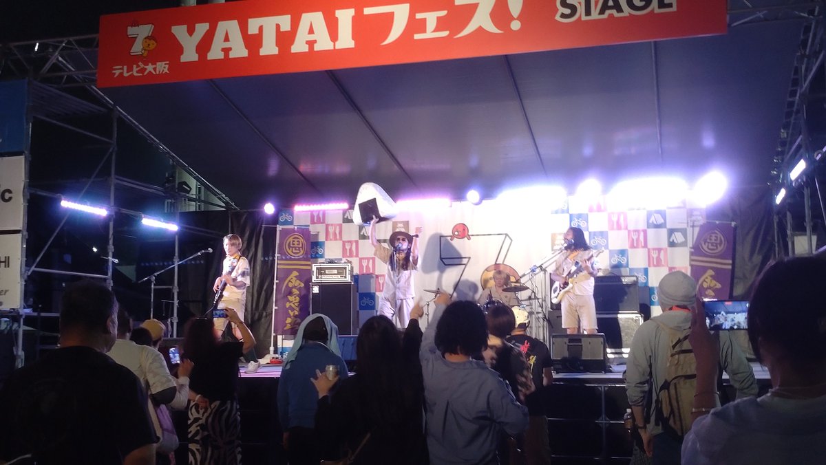 mika101561's tweet photo. YATAIフェスキャンプ！🏕️
最近黄色と黒のロープ見ると思い出されるようになりました

モッシュサークルで隣のおじさまと
手繋いで回ってハイタッチまでして
めちゃ楽しかったー
あれまたやりたいなぁ🤼‍♂️🤼

サブステ上る許可取る真面目なバンド
きっとテレビにも出れる！

#私の思い出 
#テレビ大阪 https://t.co/TZPTJ3FGFq