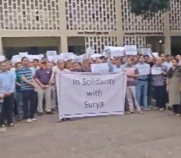 Suryakant_Waghm's tweet photo. Please note this mob is not in my support.. https://t.co/5lbwxbE2qI