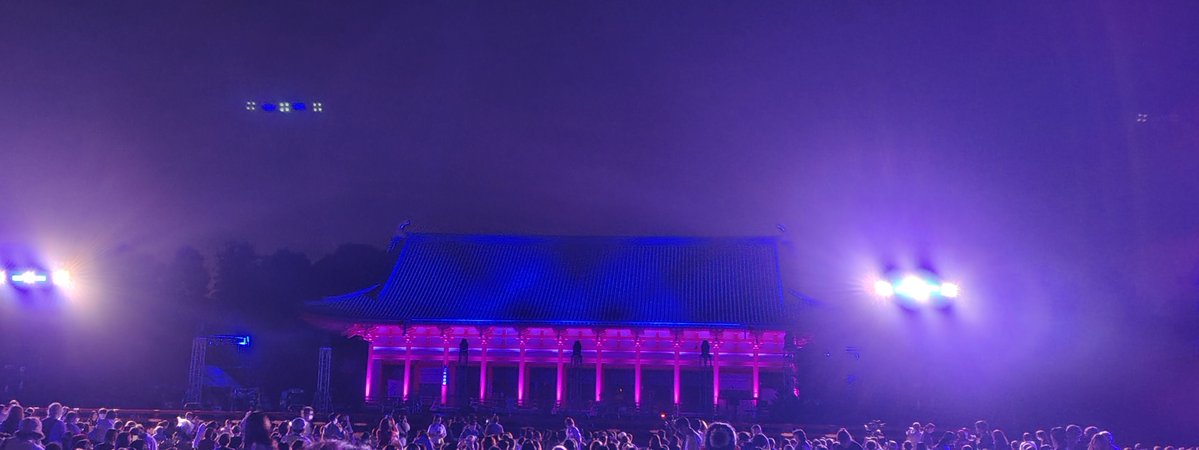 emiRANZE's tweet photo. 今年も平安神宮さんの奉納演奏参加させてもらいました⛩️
ワタシは昨日と今日の2日間、昨日は神席ご用意いただいて今日は少し後ろから😊
今日は霧雨混じりだったけど雨粒が照明でキラキラしてきれいだったぁ✨ https://t.co/XagQBsy8jz