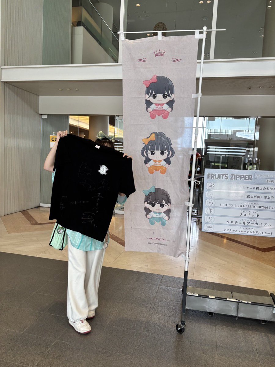 maplechacha's tweet photo. 三重県に来てくれてありがとう☺️🌈
ふるっぱーがファンのことを思って忙しい中書いてくれたサインTやと思うと嬉しい大事にする🥺
みんなキラキラでアイドルって素敵
あの空間に居るだけで頑張ろってなる
この気持ち、伝われ〜
てなわけでAKBオタぶりのデカリボン🎀笑
#FRUITSZIPPER #ふるっぱー https://t.co/4hBvIpBIKf