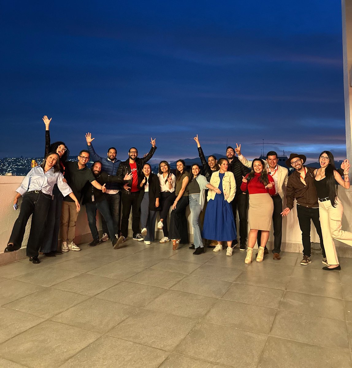 alejocajasAC's tweet photo. Completamos 2 días de workshop con Hotbrands, el contenido profesional con estrategia es lo que hace grandes a los negocios. #branding #fotografía #workshop https://t.co/ZaIVhBFARK