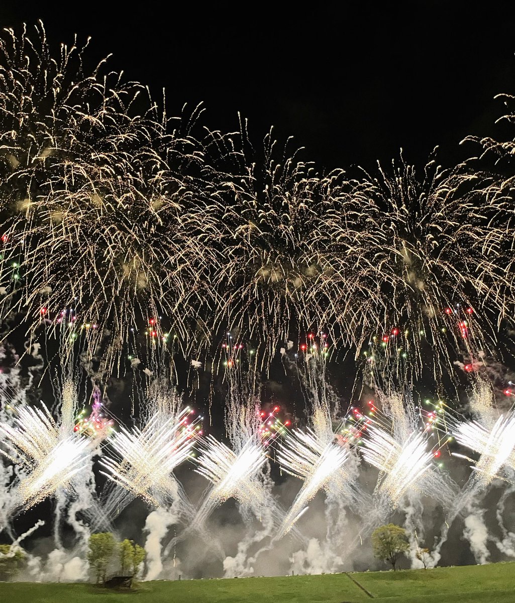 Blue_note_aegis's tweet photo. 娘に本物の花火を見せたいっていう私の夢がようやく叶った‼️
もう私が知ってる花火大会とはまるで別次元の華やかさで感動で涙が出たよ😭
娘の想い出にと思って連れて来たけど
あの子と二人で眺めた夜空に咲く彩りは、むしろ私の心に深く焼き付いたかもしれないね✺⋆* https://t.co/JVlz4uWx08