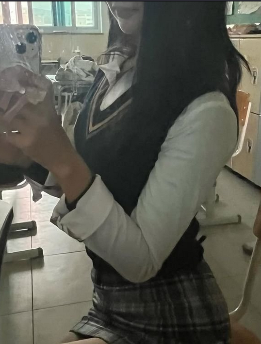 KellyJohns27349's tweet photo. 学校のトイレで　https://t.co/wWxrt33Tjp https://t.co/zXaxcOo5fU